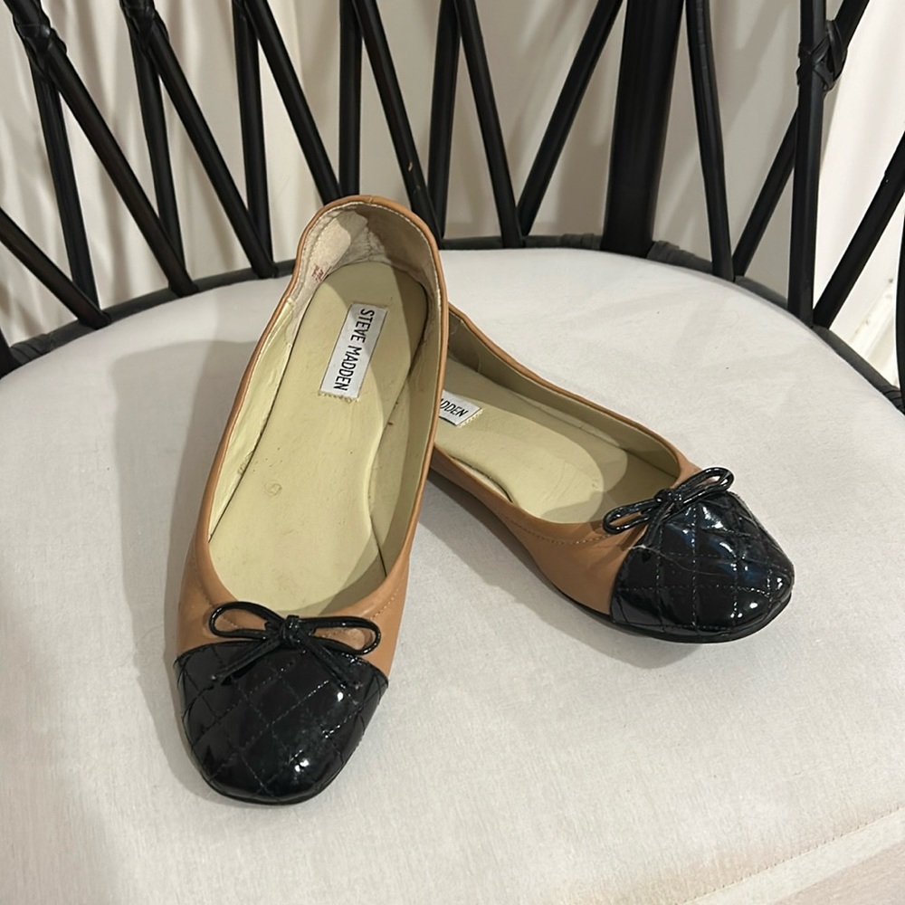 Steve Madden Black & Camel Cap Toe Ballet Flat